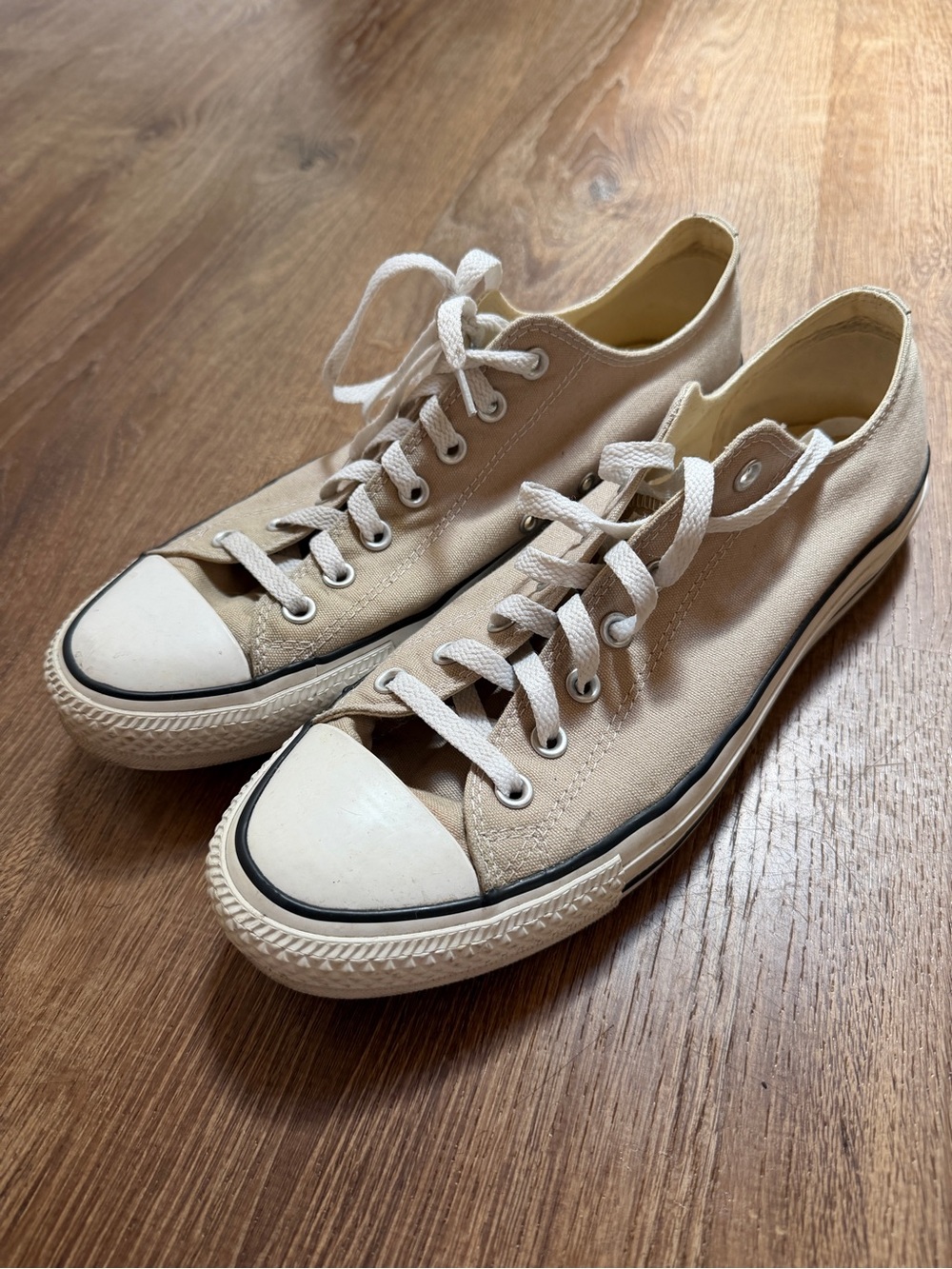 Classic converse chuck taylor low top shoes in Cream / tan
